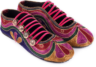 

Myra Hand Embroidery Bellies For Women(Multicolor, Floral embroidery