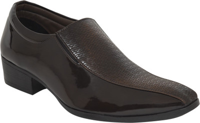 

Footista Vanquish Slip On For Men(Brown