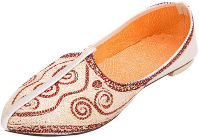 

Footrendz Rooted Jutis For Men(White, Maroon