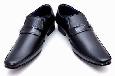 

Buenos Skl8 Buckler Slip On Shoes For Men(Black)