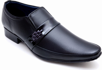 

Buenos Skl8 Buckler Slip On Shoes For Men(Black)