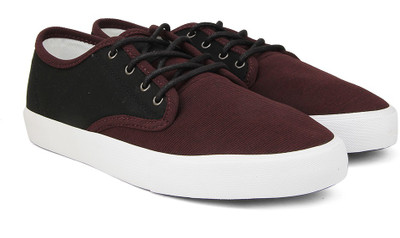 

United Colors of Benetton Men Sneakers For Men(Black, Maroon, 903