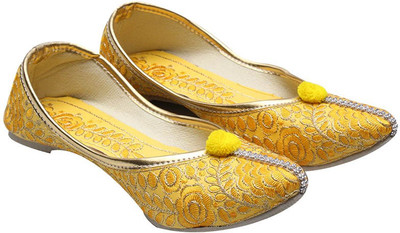 

Port Ladies Yellow Punjabi Jutis For Women(Yellow