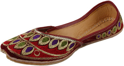 

Saashiwear Punjabi Jutis For Women(Maroon)