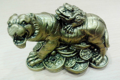 7% OFF on Anjalika Money Frog On Wealth Tiger Decorative Showpiece - 5 cm(Polyresin, Copper) 7% OFF on Anjalika Money Frog On Wealth Tiger Decorative Showpiece - 5 cm(Polyresin, Copper)