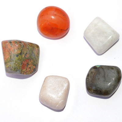 

Reiki Crystal Products 100 % Original Crystal For Ladies Tumble Stone Kit Not Dyed Charged By Reiki Grand Master & Vastu Expert Decorative Showpiece - 2 cm(Crystal, Multicolor)
