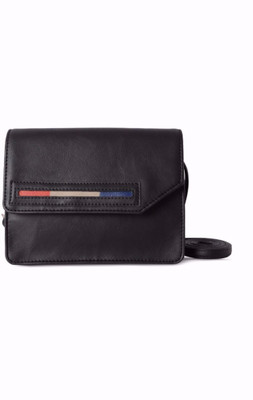 

Baggit Women Casual Black PU Sling Bag
