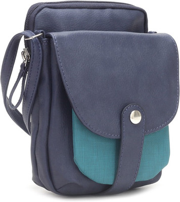 

Baggit Women Casual Blue Sling Bag