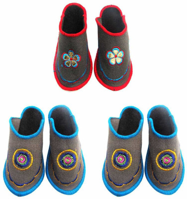 

Shree Sai Slippers, Multicolor