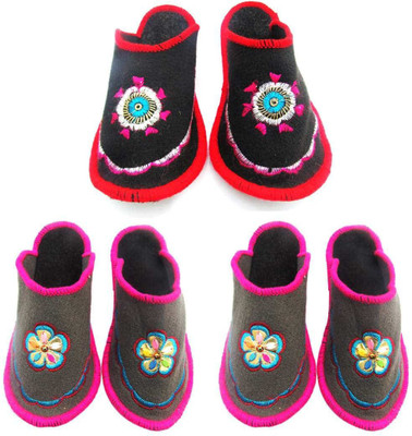 

Shree Sai Slippers, Multicolor