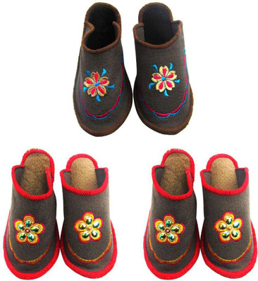 

Shree Sai Slippers, Multicolor