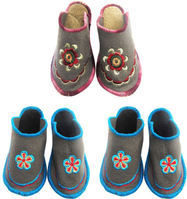 

Shree Sai Slippers, Multicolor