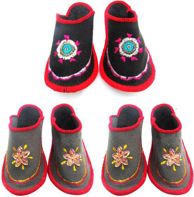 

Shree Sai Slippers, Multicolor