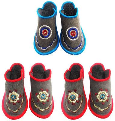 

Shree Sai Slippers, Multicolor