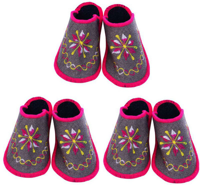 

Shilipi Perokars Slippers, Multicolor