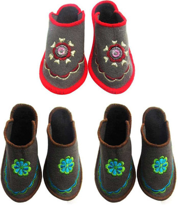 

Shree Sai Slippers, Multicolor