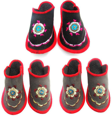 

Shree Sai Slippers, Multicolor