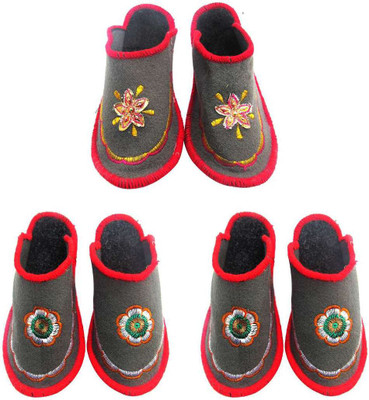 

Shilipi Perokars Slippers, Multicolor