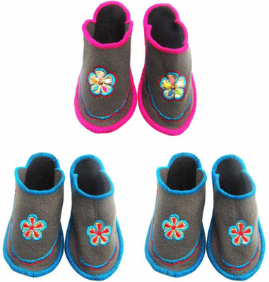 

Shree Sai Slippers, Multicolor