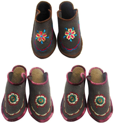 

Shree Sai Slippers, Multicolor