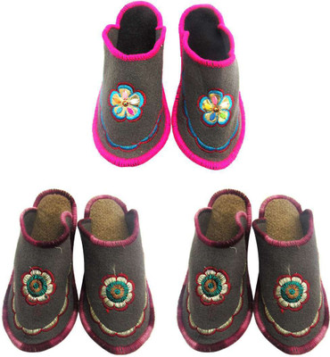 

Shree Sai Slippers, Multicolor