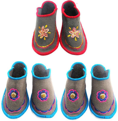 

Champaliya Slippers, Multicolor
