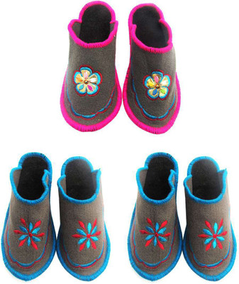 

Shree Sai Slippers, Multicolor