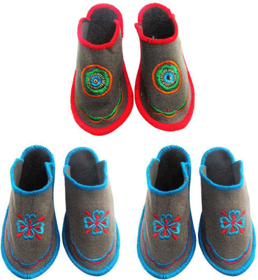 

Shree Sai Slippers, Multicolor