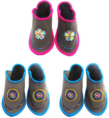 

Shree Sai Slippers, Multicolor