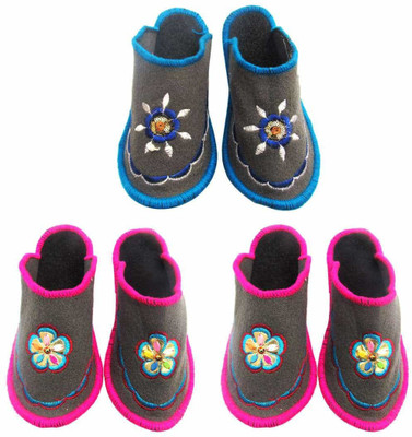 

Shree Sai Slippers, Multicolor