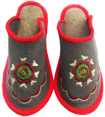 

Shree Sai Slippers, Multicolor