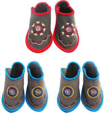 

Shree Sai Slippers, Multicolor