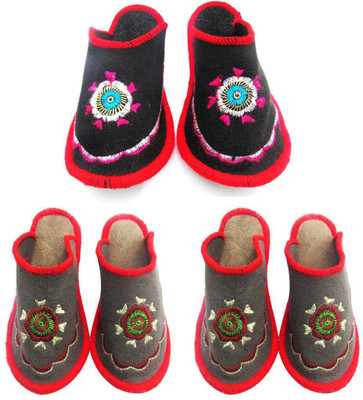 

Shree Sai Slippers, Multicolor