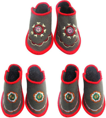 

Shree Sai Slippers, Multicolor