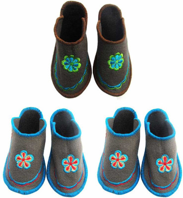 

Shree Sai Slippers, Multicolor