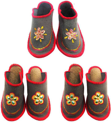 

Shilipi Perokars Slippers, Multicolor