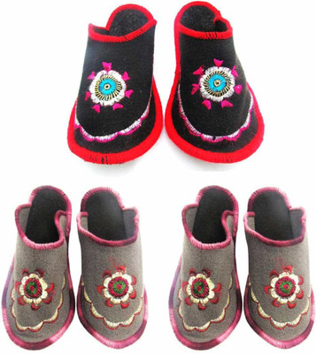 

Shree Sai Slippers, Multicolor