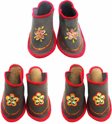 

Shree Sai Slippers, Multicolor