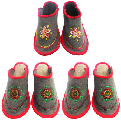 

Shree Sai Slippers, Multicolor