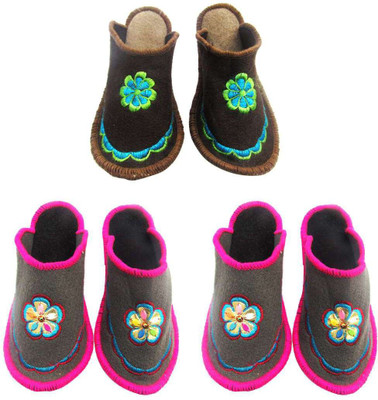 

Shree Sai Slippers, Multicolor