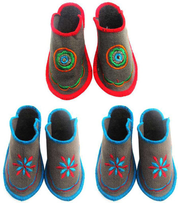 

Shree Sai Slippers, Multicolor