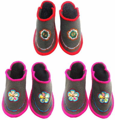 

Shree Sai Slippers, Multicolor
