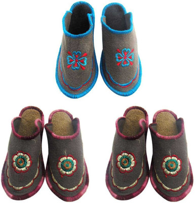 

Shree Sai Slippers, Multicolor