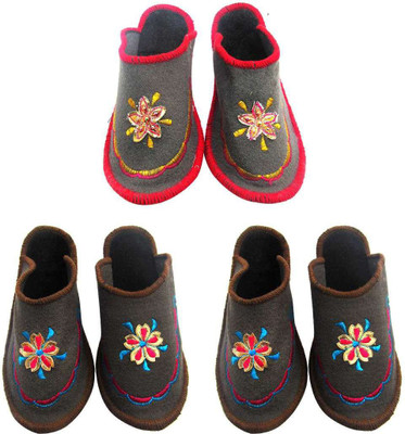 

Shree Sai Slippers, Multicolor