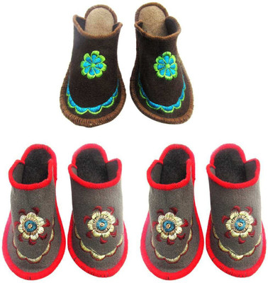 

Shree Sai Slippers, Multicolor