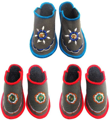 

Shree Sai Slippers, Multicolor