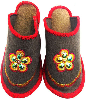 

Shree Sai Slippers, Multicolor