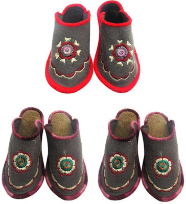 

Champaliya Slippers, Multicolor