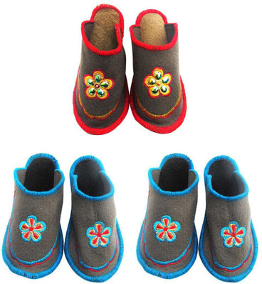 

Shree Sai Slippers, Multicolor