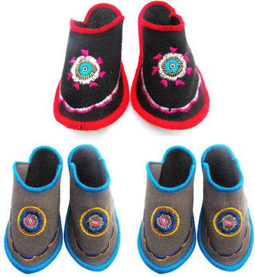 

Shree Sai Slippers, Multicolor